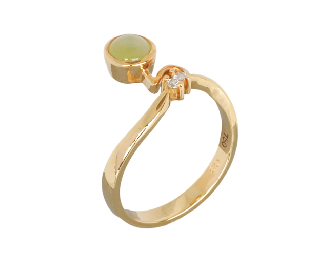 18KT YELLOW GOLD RING SET WITH 01 CATS EYE AND 02 DIAMONDS 